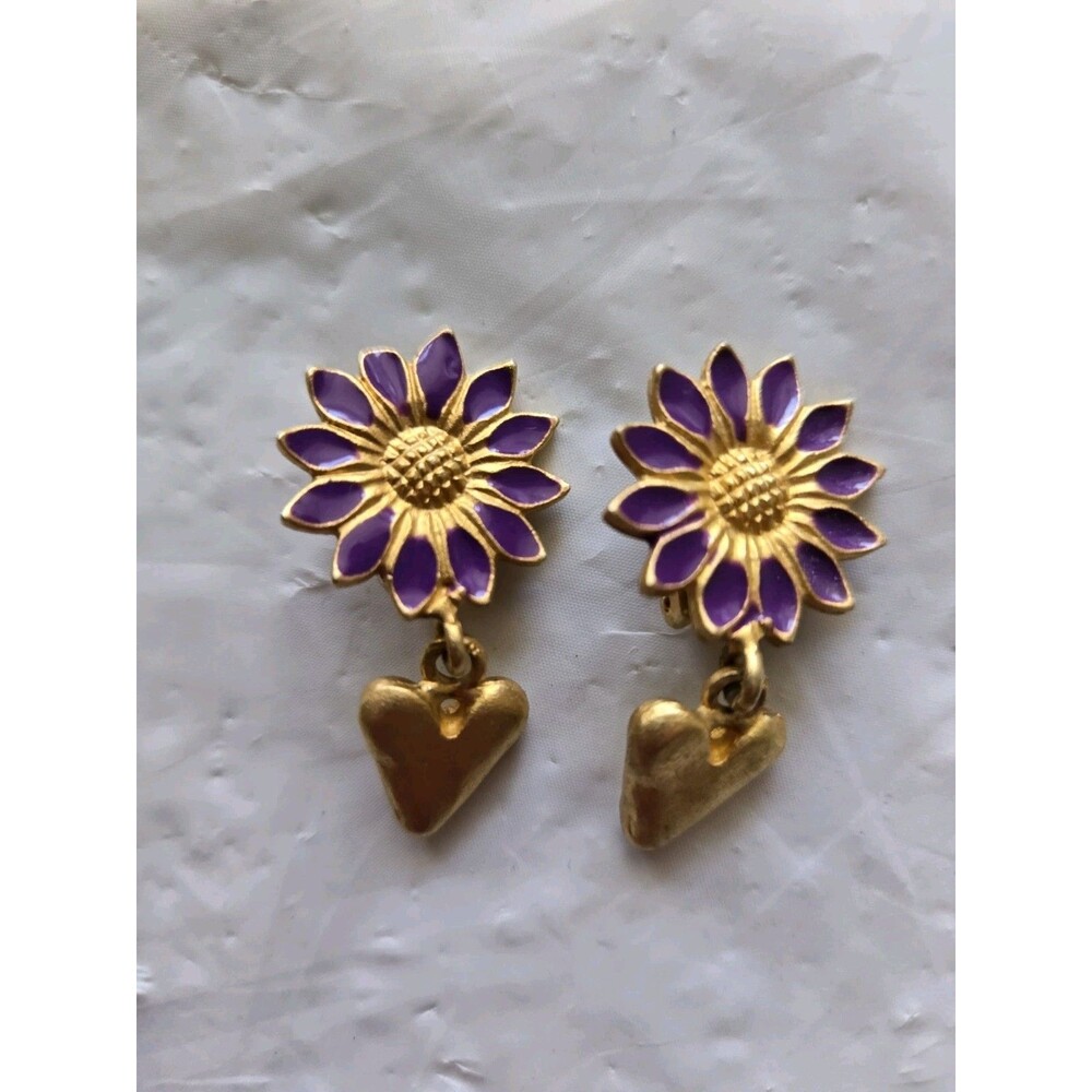 Vintage Purple Daisy Flower Clip On Earrings. Gold Toned Metal. Heart Charm.